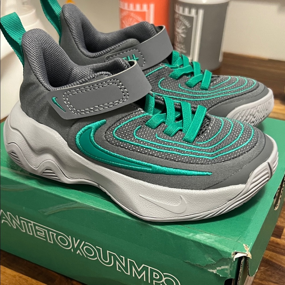 Nike Kids Sneakers in Gray and green Giannis immortality 4